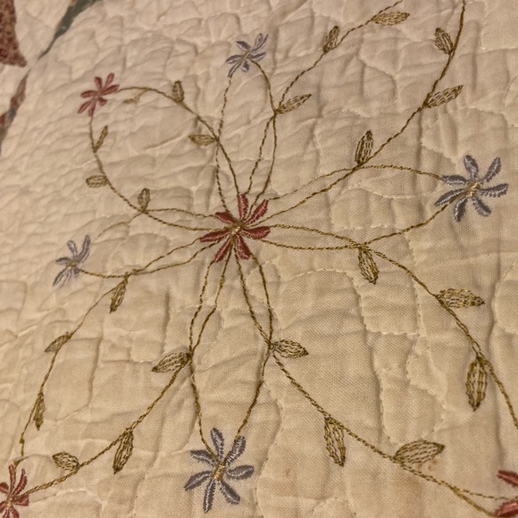 Home Classics Queen Size Quilted Coverlet and Matching Pillow Shams - Picture 8 of 13